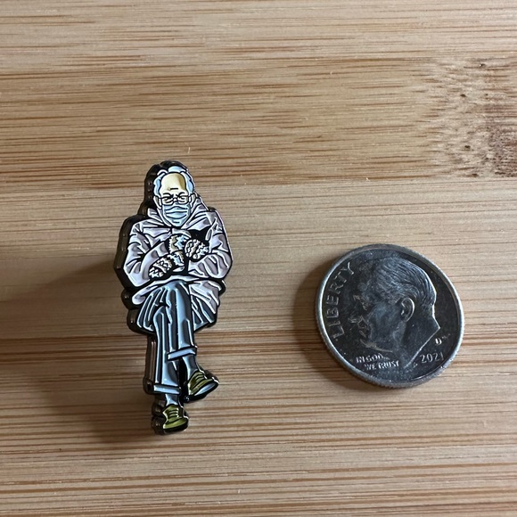 Bernie Sanders Iconic Pin - Picture 2 of 4